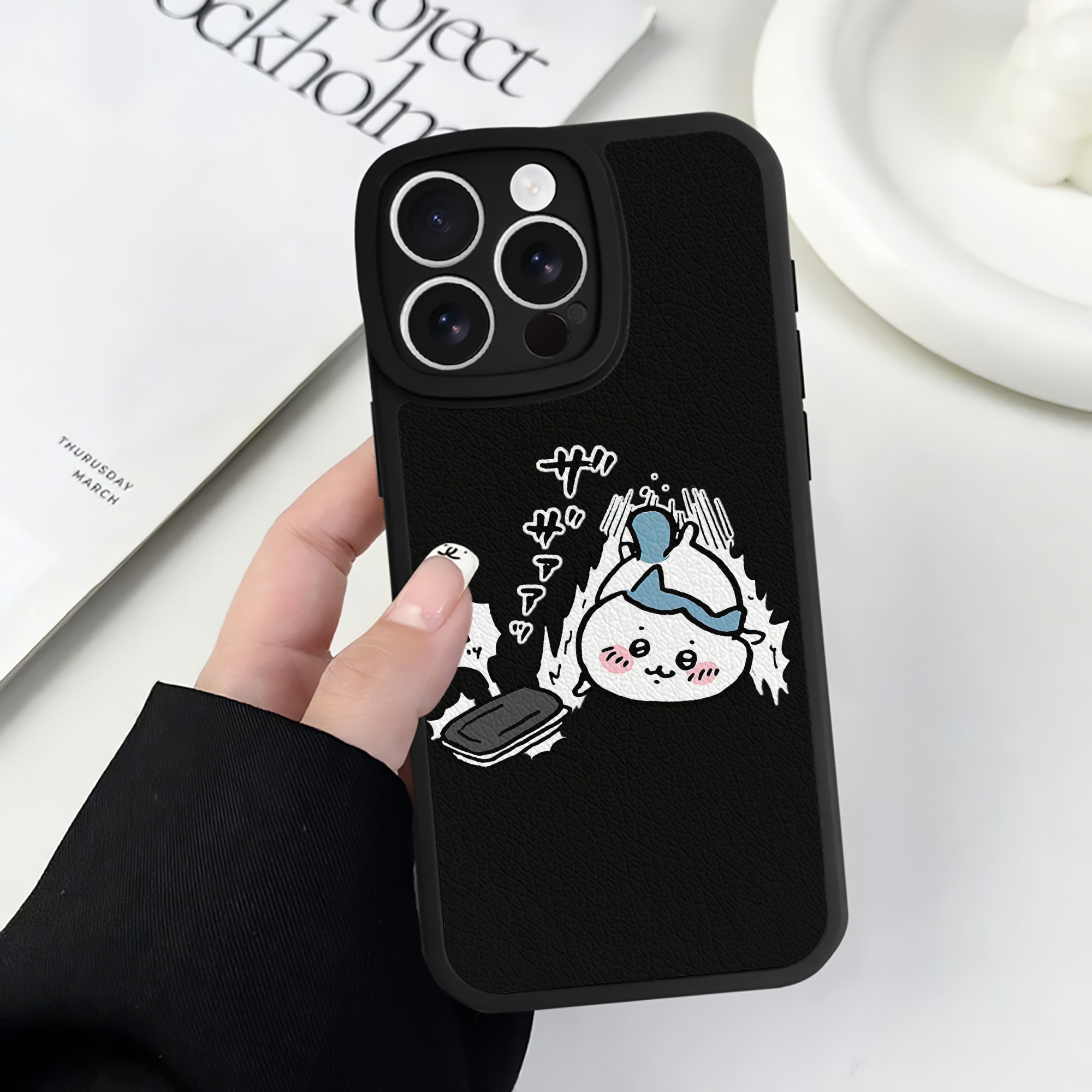 （画像用） ちいかわ ハチワレ Chii-kawa hachiware 【iPhone 16シリーズ対応】シリコンスマホケース（レザー調） 材質：シリコン